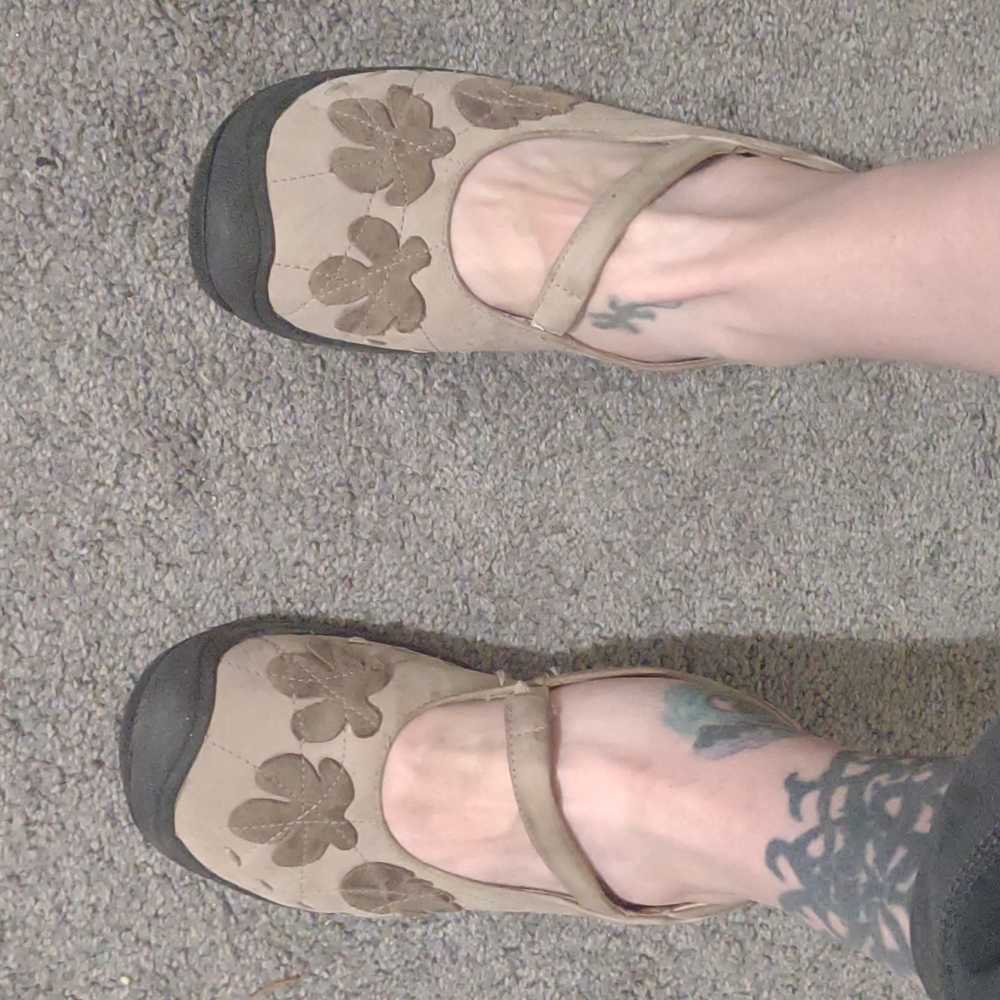 Keen Mary Janes size 10 floral leaf cottage core cute
